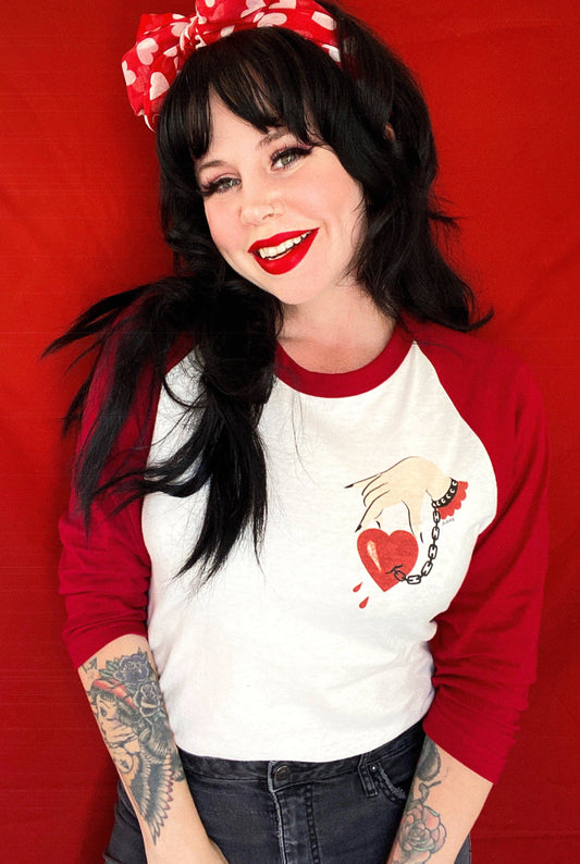 Camiseta raglán Captive Heart en color natural y rojo