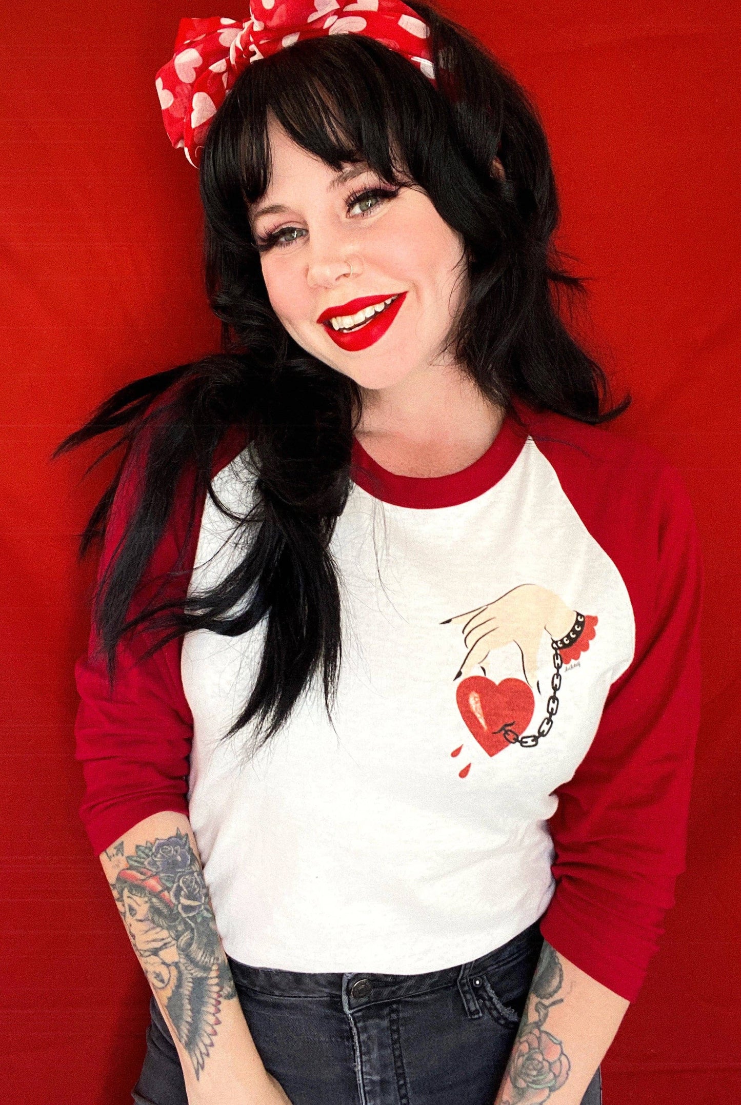 Captive Heart Raglan Tee in Natural / Red