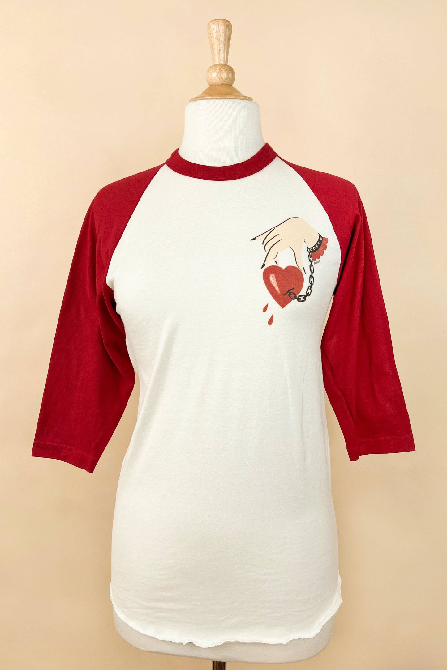 Captive Heart Raglan Tee in Natural / Red