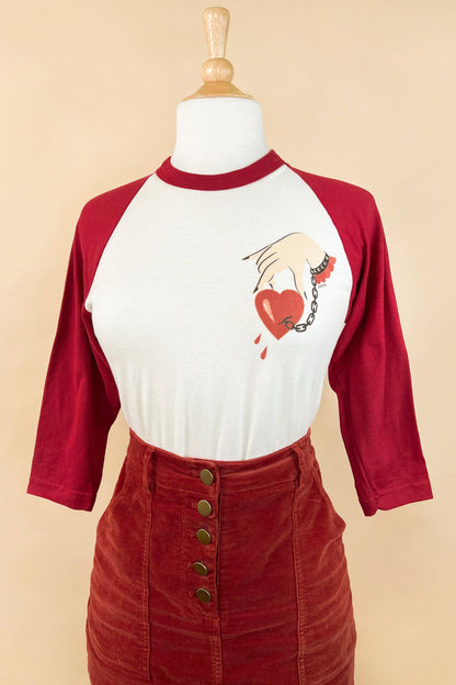 Camiseta raglán Captive Heart en color natural y rojo